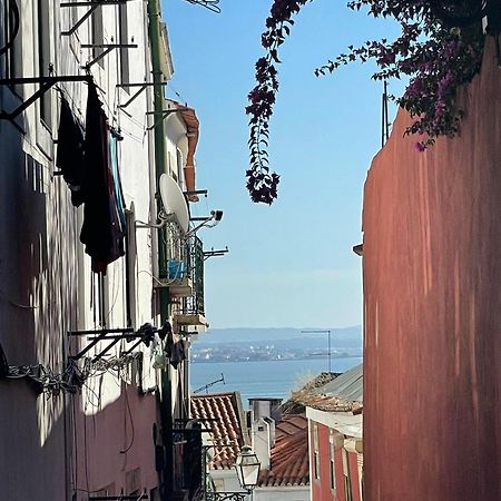 Quiet Street Alfama Apartment Lisbon Bagian luar foto