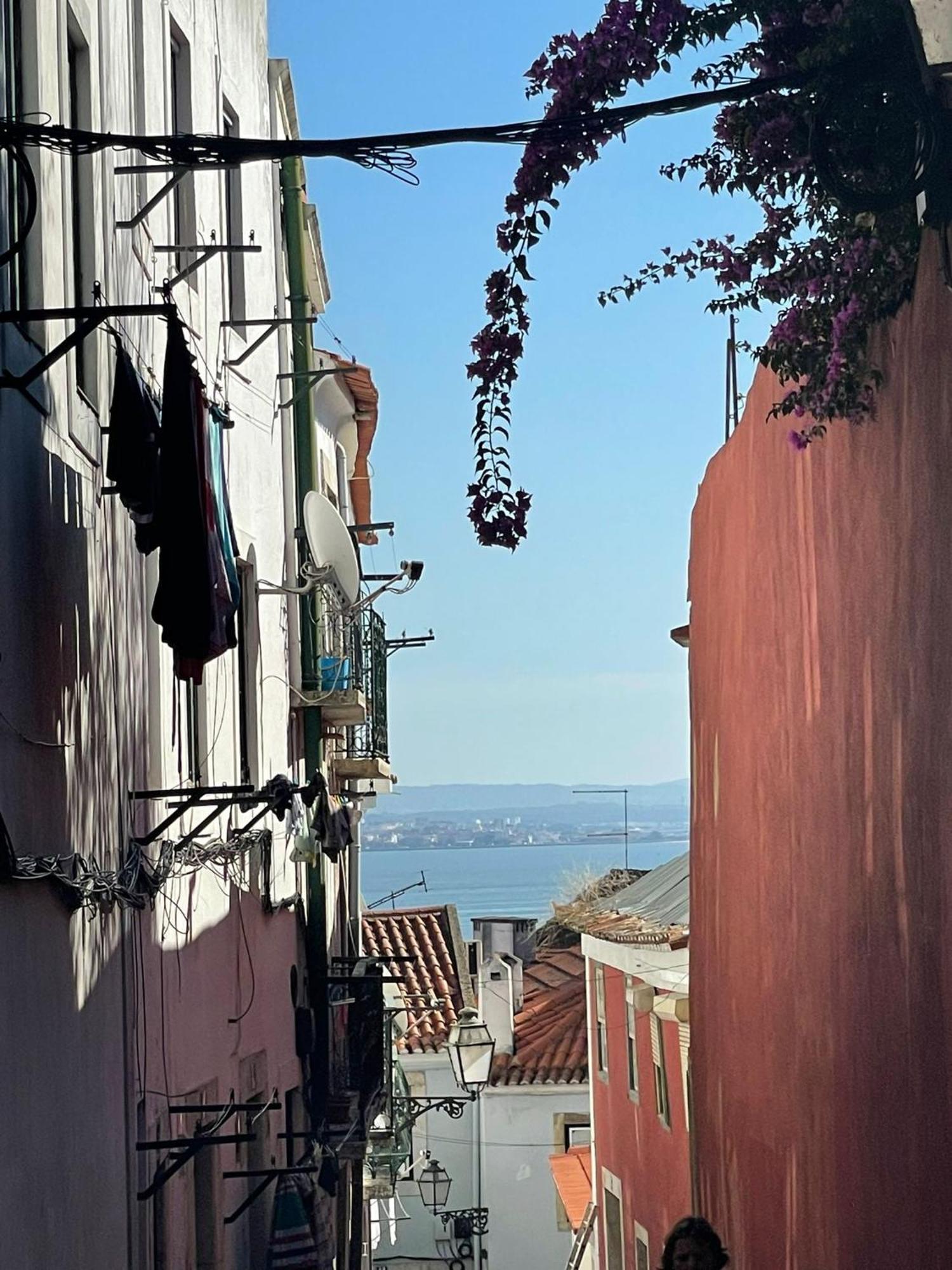 Quiet Street Alfama Apartment Lisbon Bagian luar foto